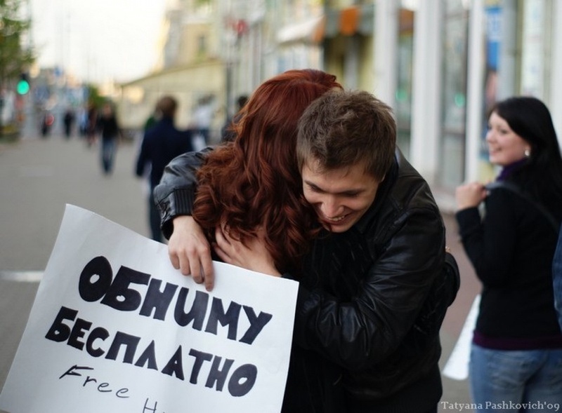 Free Hugs. Фото с сайта vesti.kz