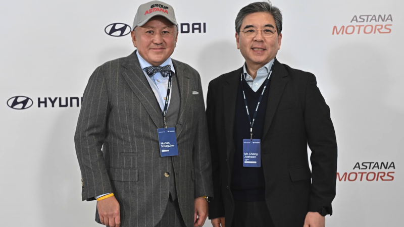 Глава "Астана Моторс" Нурлан Смагулов и президент Hyundai Motor Company Джэхун Чанг