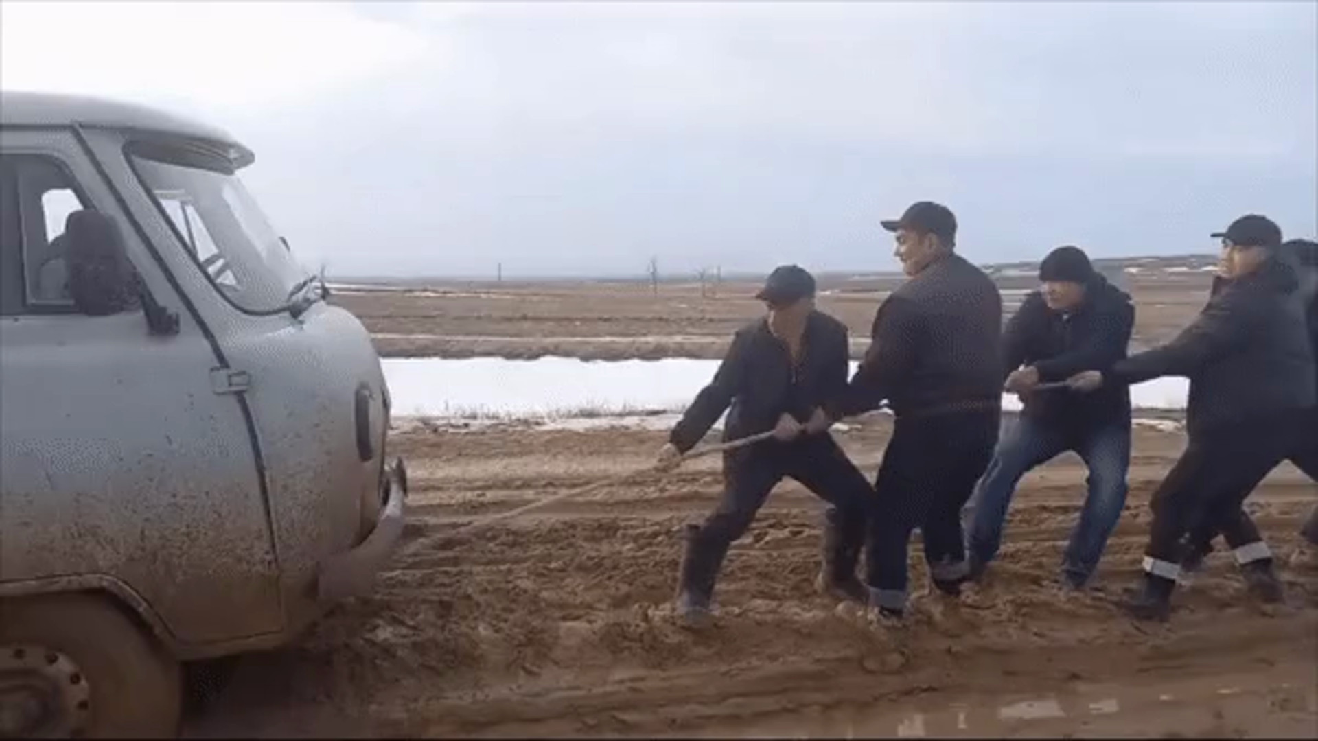 Видео дня: как пятеро мужчин и женщина УАЗ из грязи тащили | Tengriauto.kz