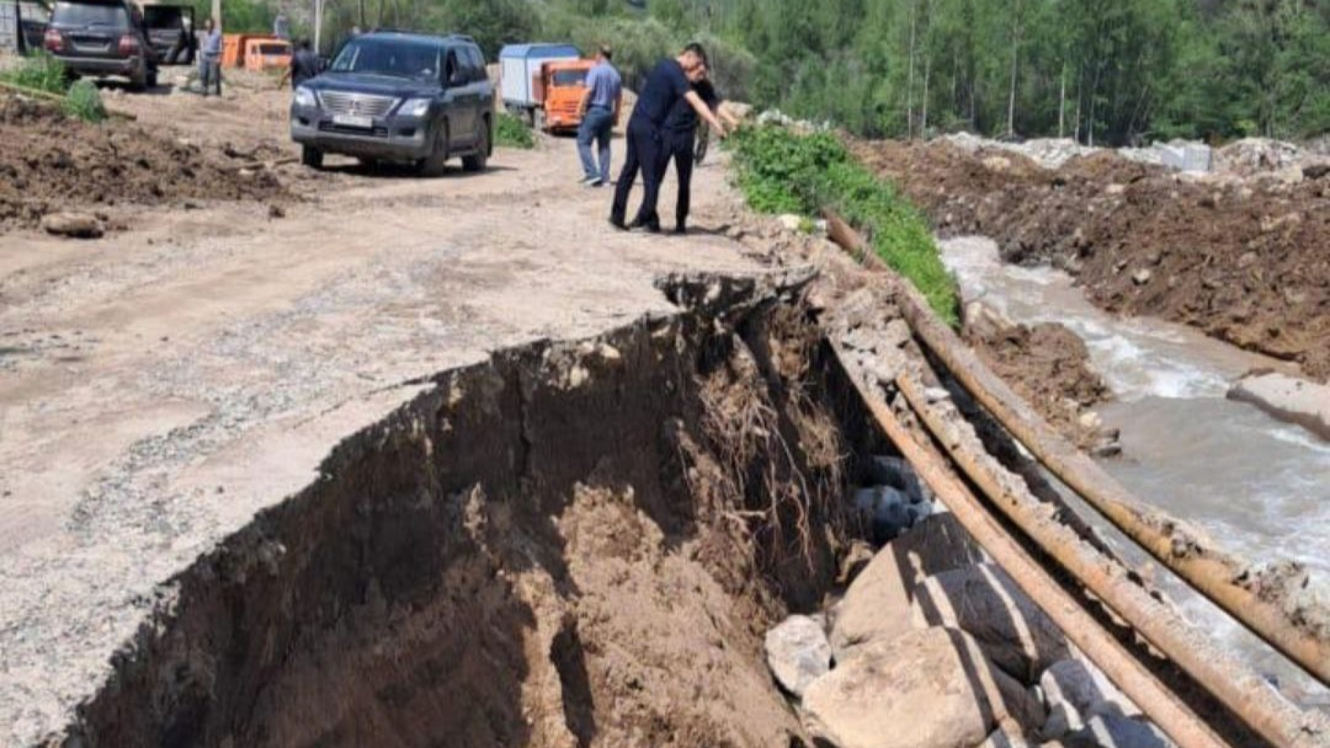 Дорога обвалилась возле плотины 